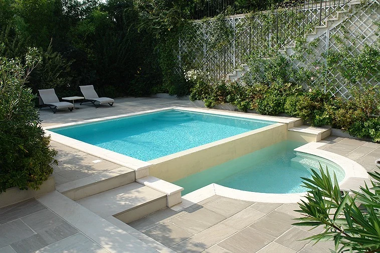 A Hydromassage Lounge