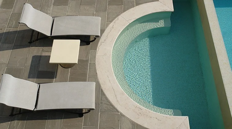 A Hydromassage Lounge