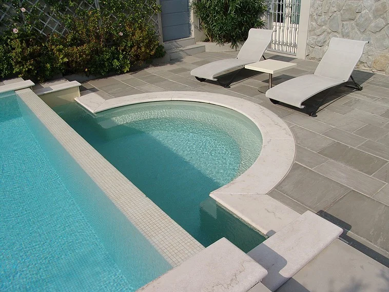 A Hydromassage Lounge
