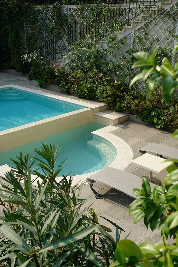 A Hydromassage Lounge