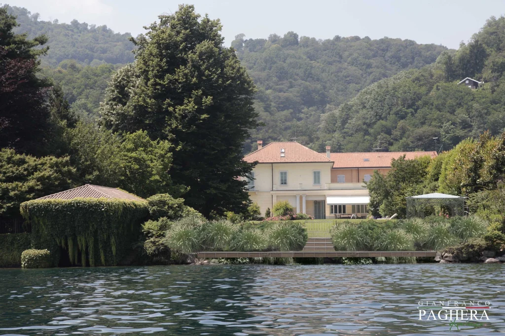 Affacciata sul lago la dimora risplende di nuova luce