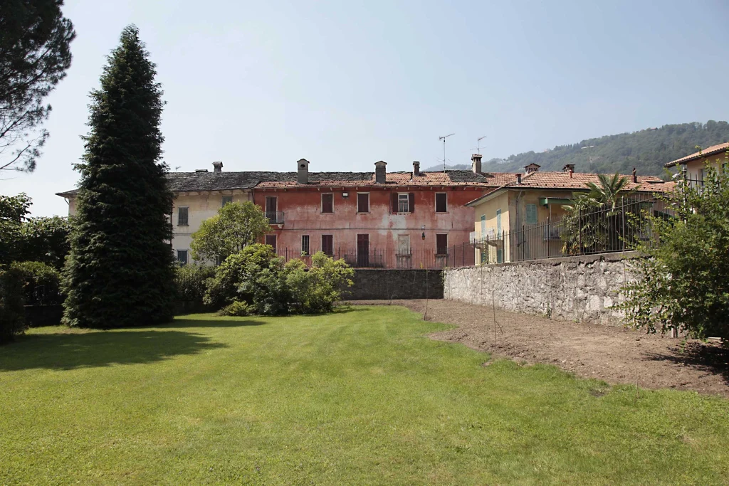 Affacciata sul lago la dimora risplende di nuova luce