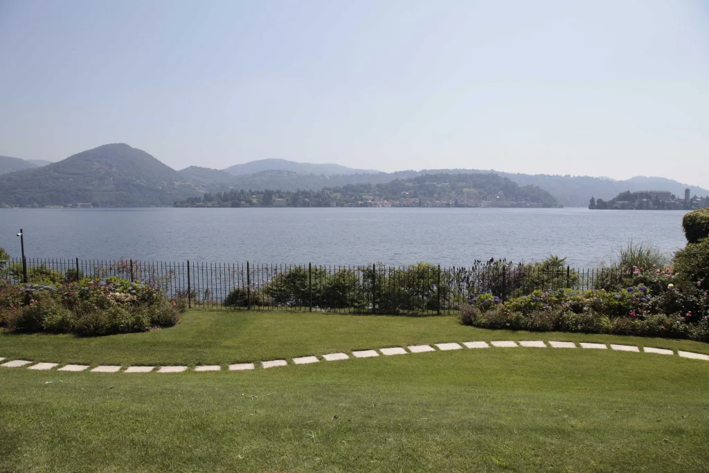 Affacciata sul lago la dimora risplende di nuova luce