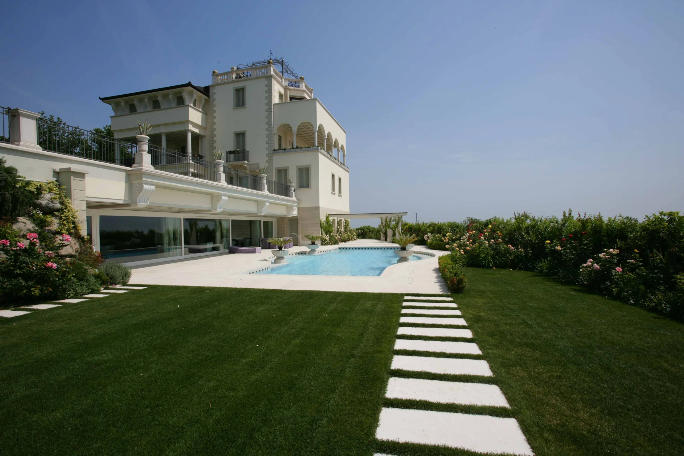 Linee armoniche ed eleganti disegnano questa piscina classica