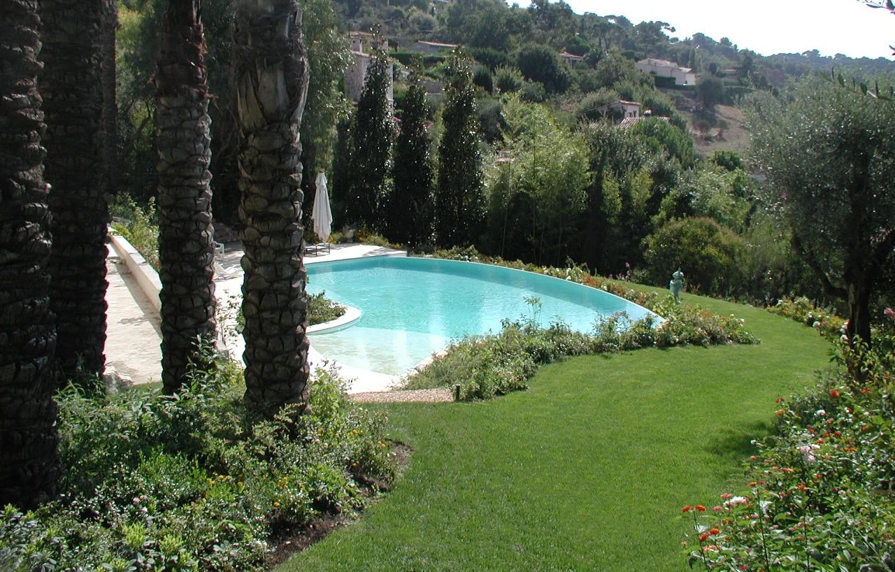 Piscina abbracciata dal verde