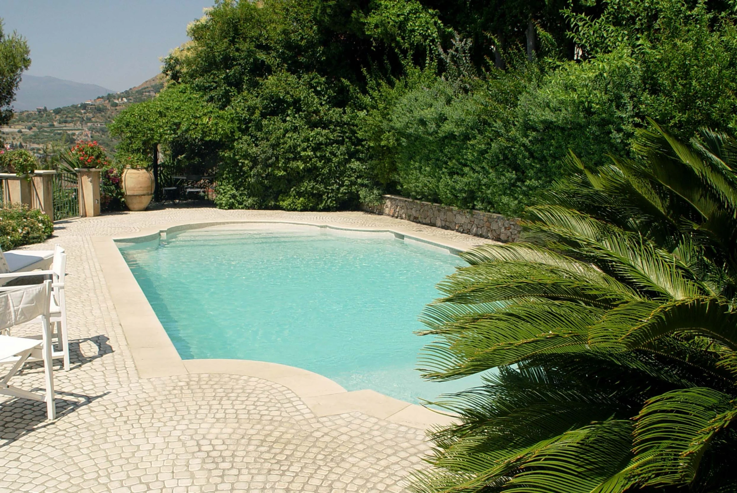 Una piscina celata a sguardi indiscreti