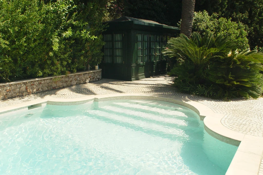 Una piscina celata a sguardi indiscreti