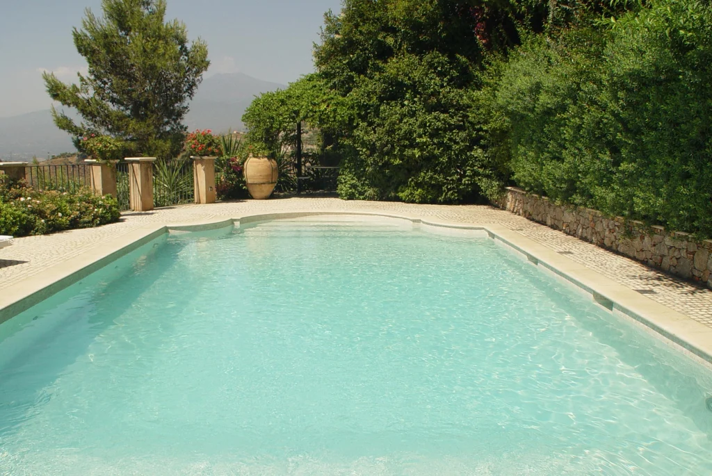 Una piscina celata a sguardi indiscreti