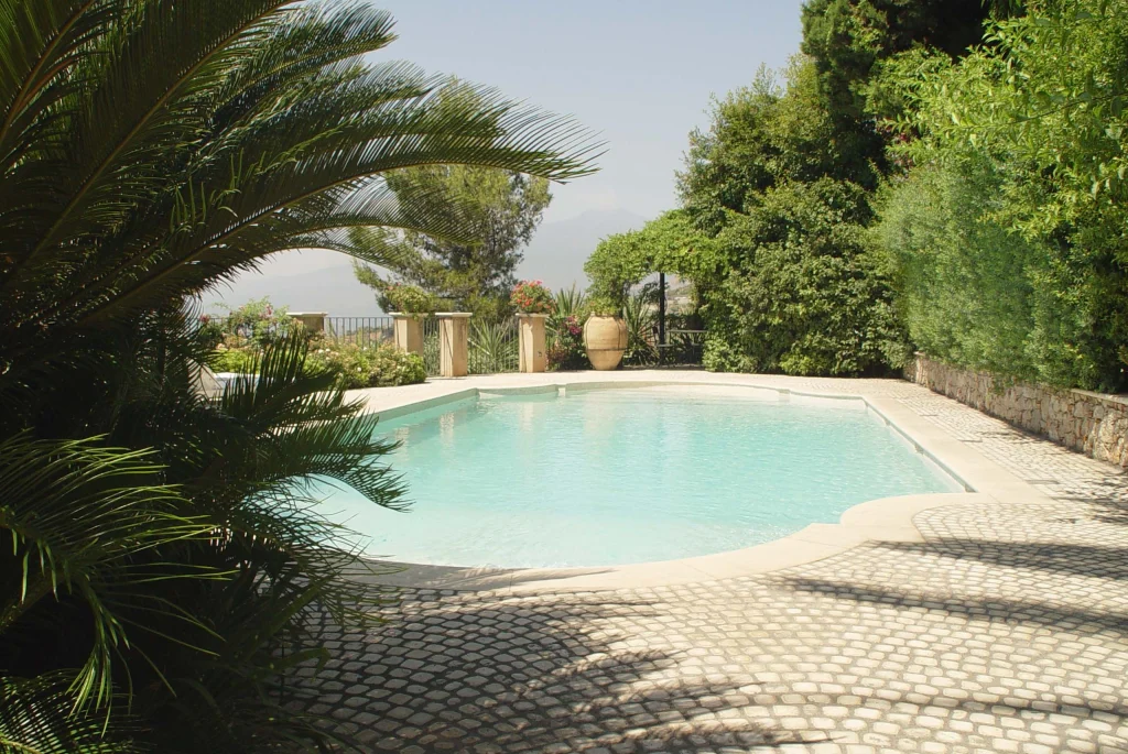 Una piscina celata a sguardi indiscreti