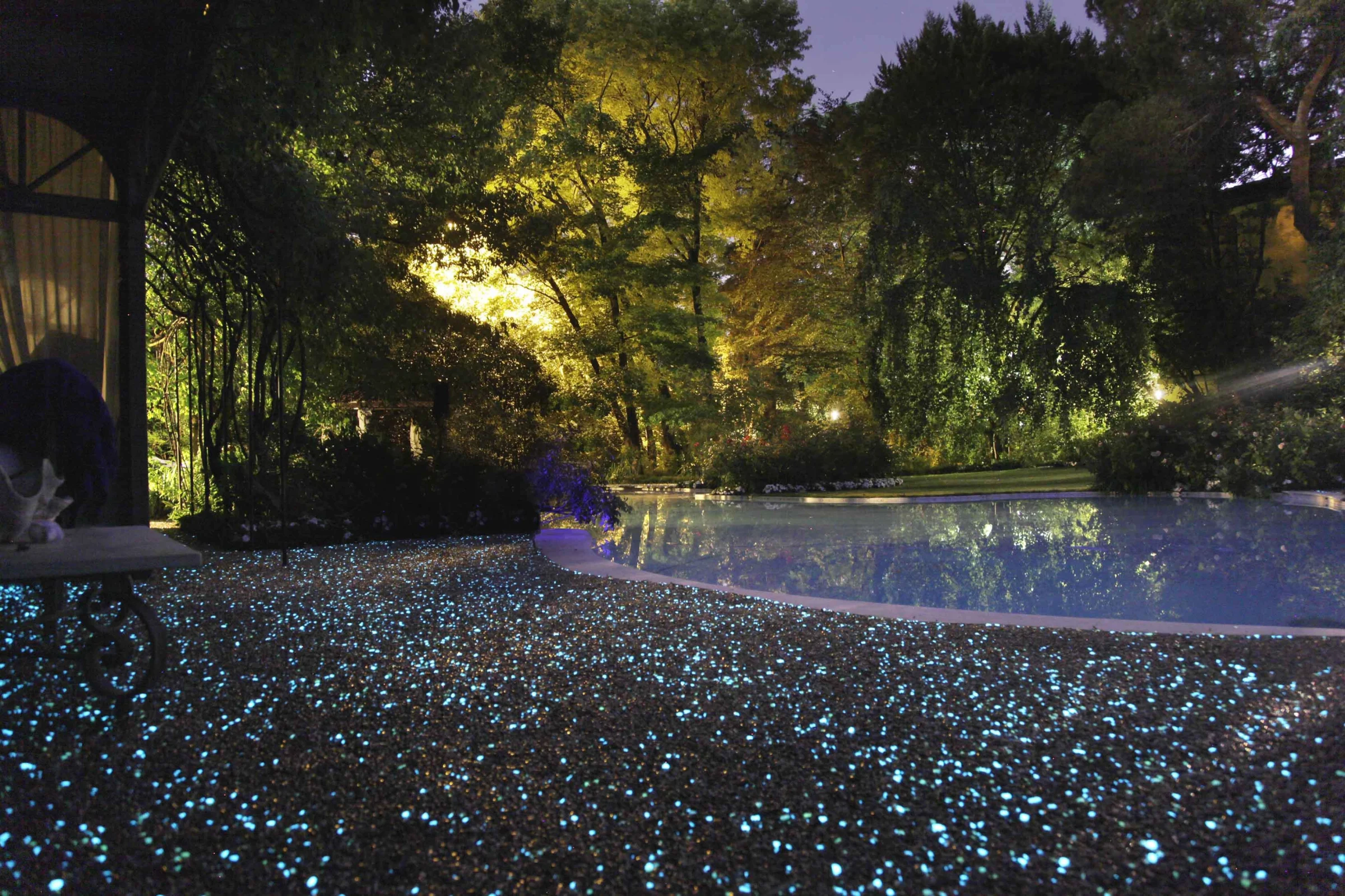 Pavimenti fluo Paghera, atmosfere magiche nel giardino