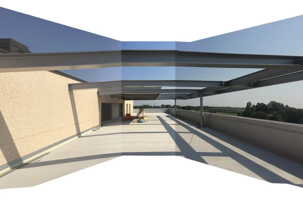 شرفة حديثة، تصميم هندسي مزين بالنباتات الكثيفة