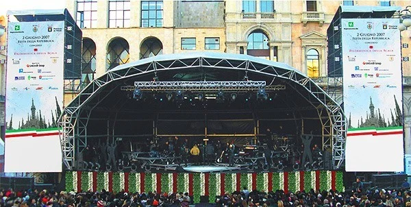 Concert in Piazza Duomo, Milan – “Vegetal tricolours for the Republic’s Day”