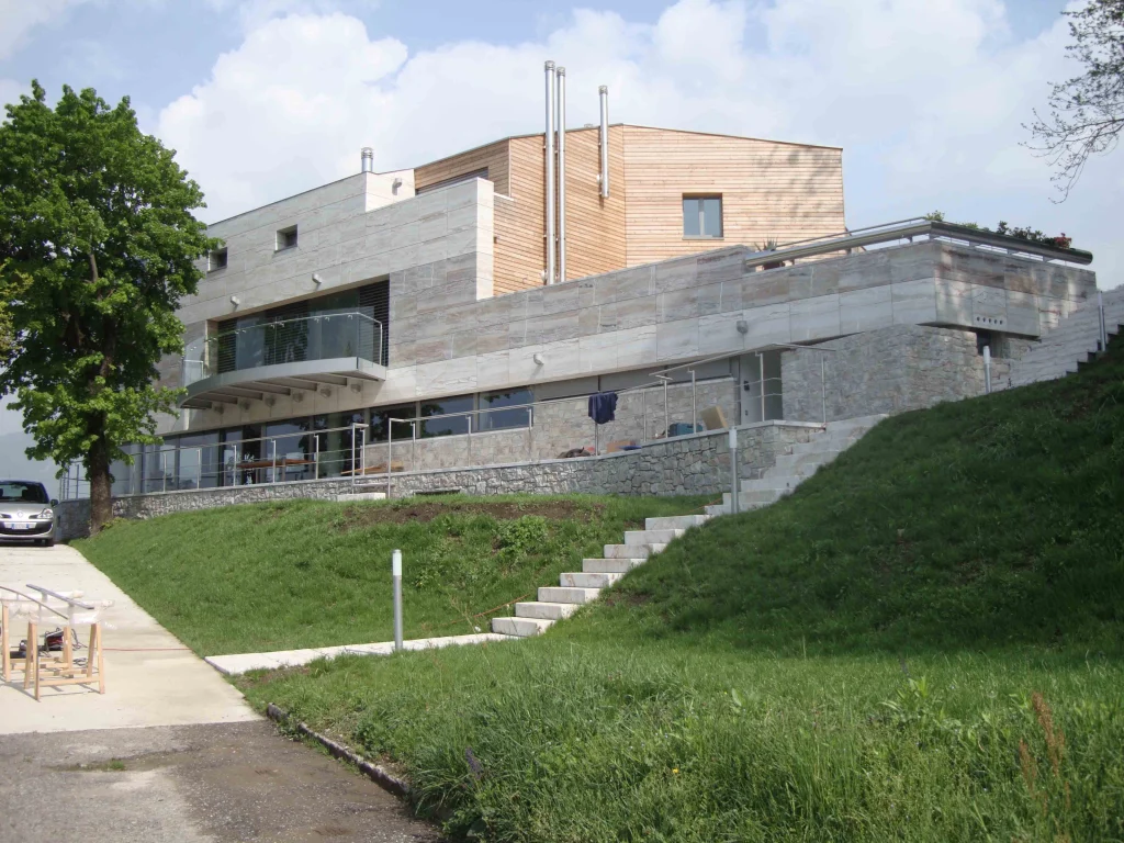 Una villa che riposa tra mille fioriture