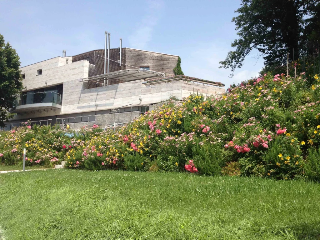 Una villa che riposa tra mille fioriture