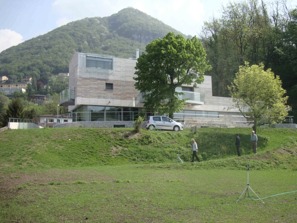 Una villa che riposa tra mille fioriture