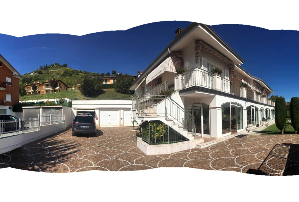 Villa tra bianche fioriture