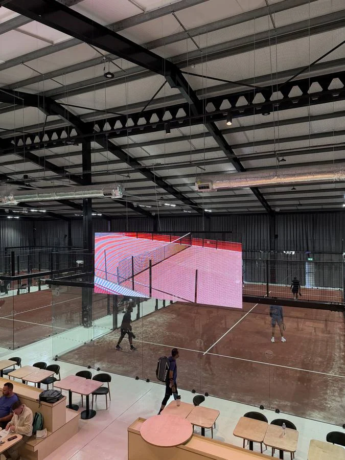 Schermo trasparente sul vetro di un campo da padel