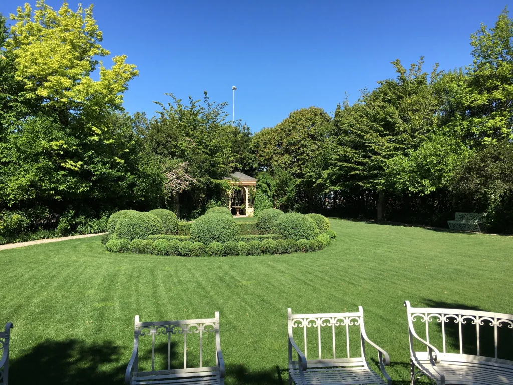 Il parco della sede Paghera a Lonato del Garda