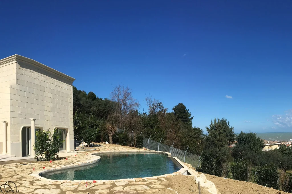 Piscina sul mare, prima dei lavori