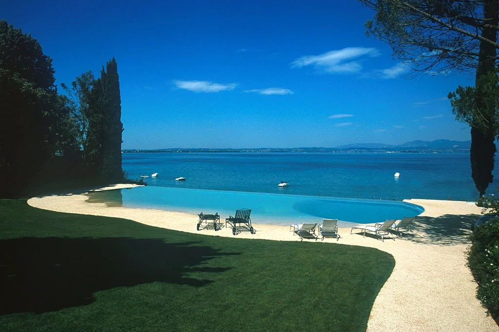 Piscina sul mare, a lavori finiti